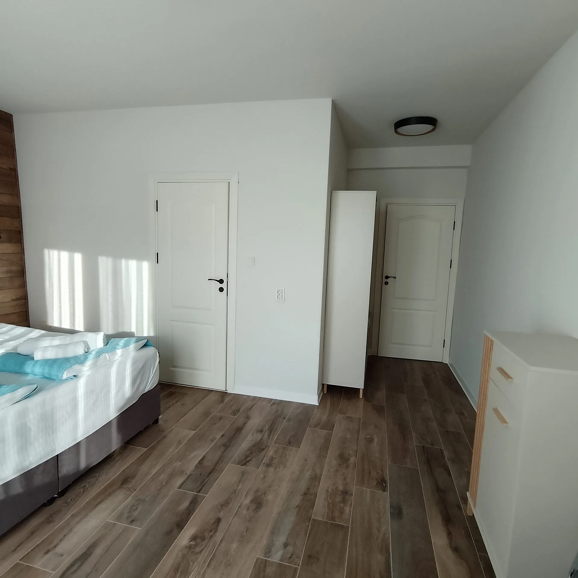 Комфортна спалня за гости с изглед към природата